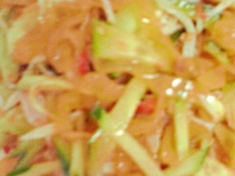 キュウリ、かにかま、味付けくらげの中華風サラダ